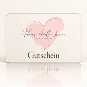 elegante gutscheinkarte mit zartem herzlogo